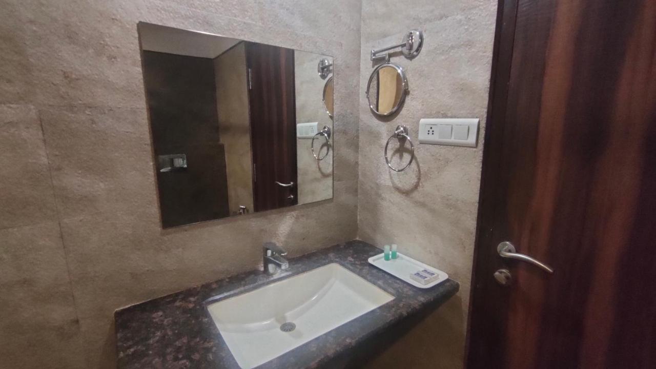 Hotel Sach Regency Ānand Buitenkant foto