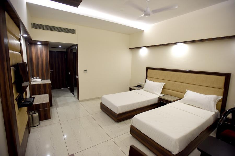 Hotel Sach Regency Ānand Buitenkant foto