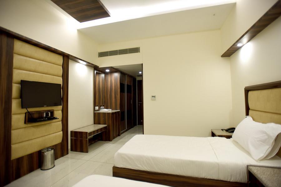 Hotel Sach Regency Ānand Buitenkant foto
