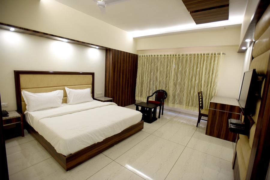 Hotel Sach Regency Ānand Buitenkant foto